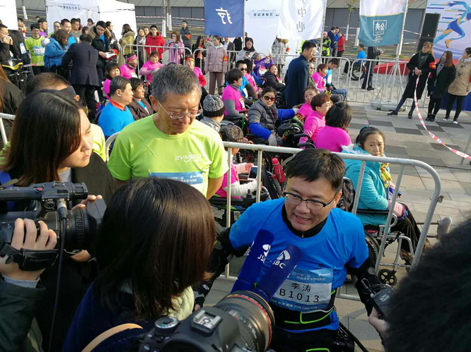 超越自我，爱上运动：截瘫患者挑战马拉松记录的背后故事