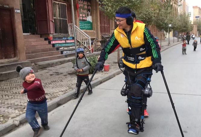 超越自我，爱上运动：截瘫患者挑战马拉松记录的背后故事