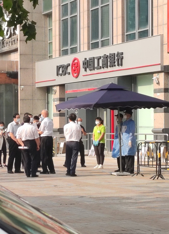 北京市委书记蔡奇视察社区防控 点赞超市发为封闭社区送菜