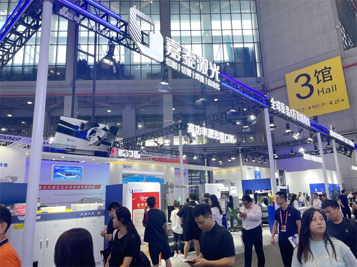 嘉泰激光亮相上海工博会，签约全球首批8-10万瓦激光切割设备
