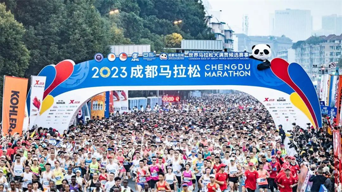 2023成都马拉松精彩完赛，彩虹温暖加持助力奔跑