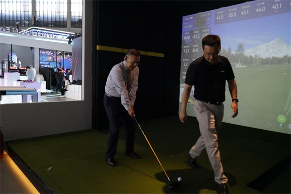 衡泰信室内高尔夫模拟器：进博会上引领运动科技新潮流