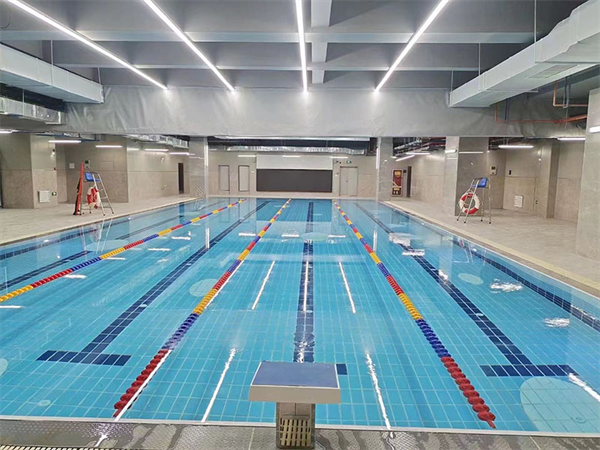 aqua爱克泳池竖立厂家广受学校认同，帮力逛泳教授进校园