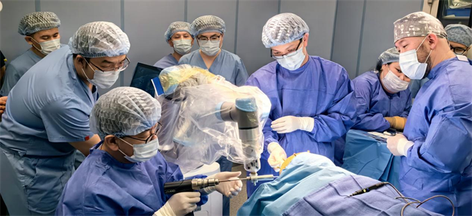 邦产神经外科手术机械人出海，落地哈萨克斯坦利市起色海外首例临床手术