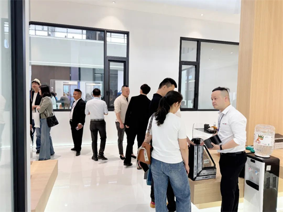 欧福莱门窗闪耀2025南京门窗移门展，以极简美学定义高端人居
