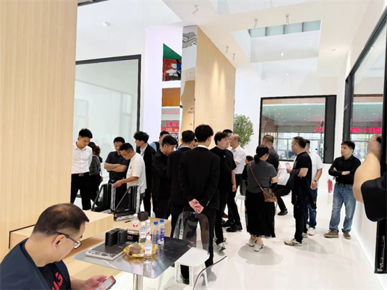 欧福莱门窗闪耀2025南京门窗移门展，以极简美学定义高端人居