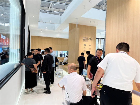 欧福莱门窗闪耀2025南京门窗移门展，以极简美学定义高端人居