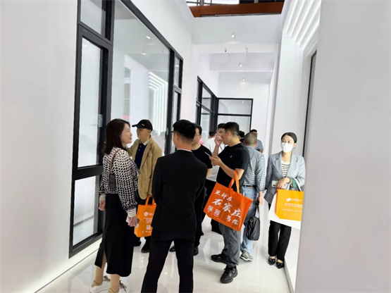 欧福莱门窗闪耀2025南京门窗移门展，以极简美学定义高端人居