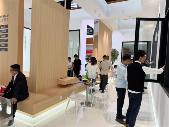 欧福莱门窗闪耀2025南京门窗移门展，以极简美学定义高端人居