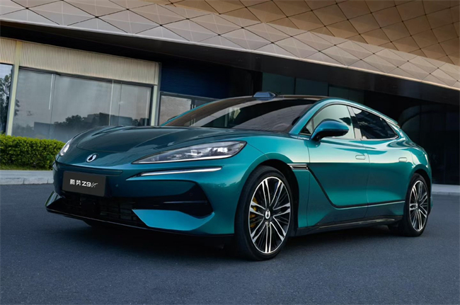 30万级标配“超跑同款”碳陶刹车，腾势Z9GT改写电动性能车
